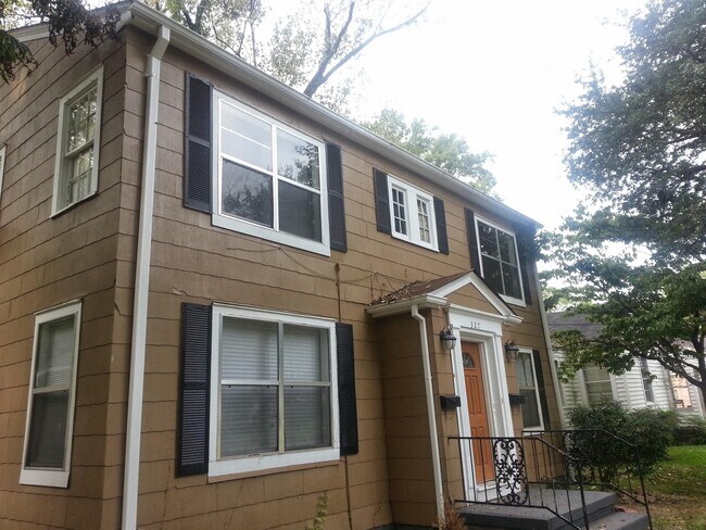 Building Photo - 327 Decelle St