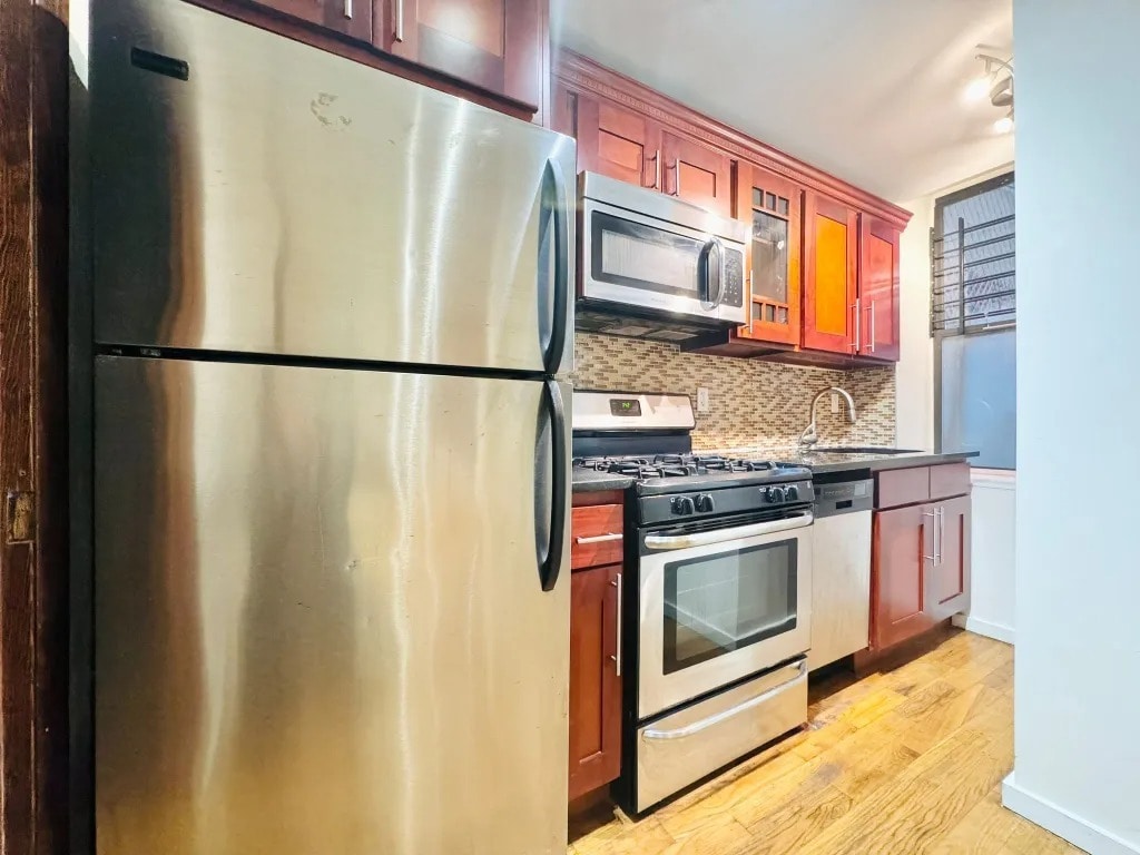 Building Photo - Furnished room/NOT APARTMENT