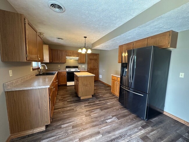 Building Photo - 3 bed 2 bath in Marshfield