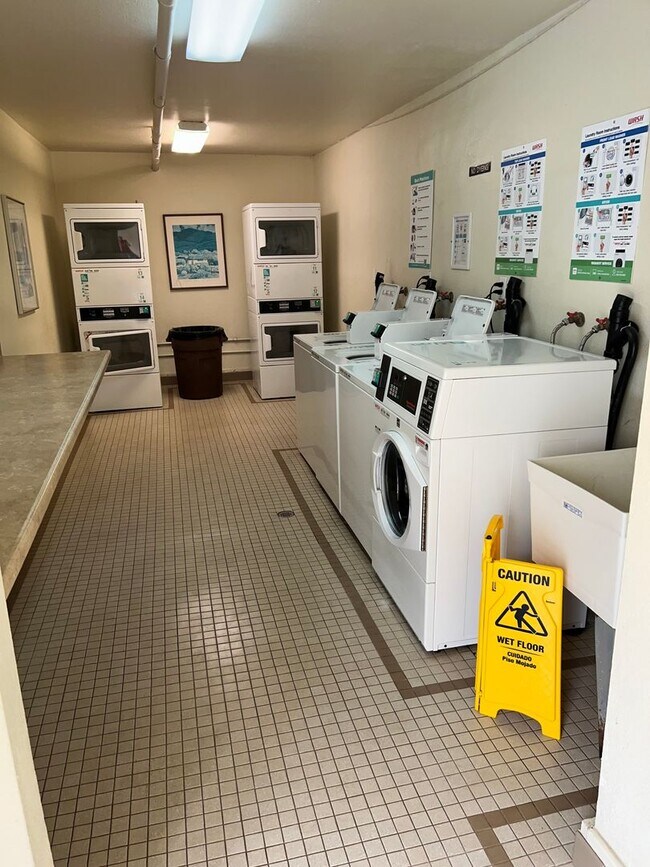 Building Photo - Vacant and Ready, Del Mar Bluffs, West of I-5, Minutes to Beaches and Del Mar