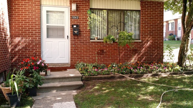 Building Photo - 1028 Bridge St