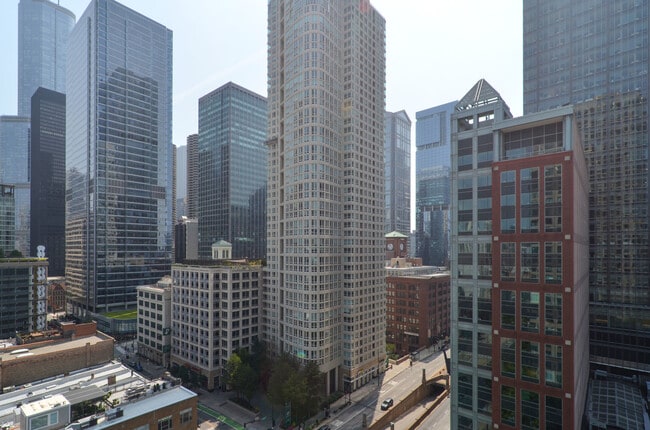 Building Photo - 400 N La Salle Dr