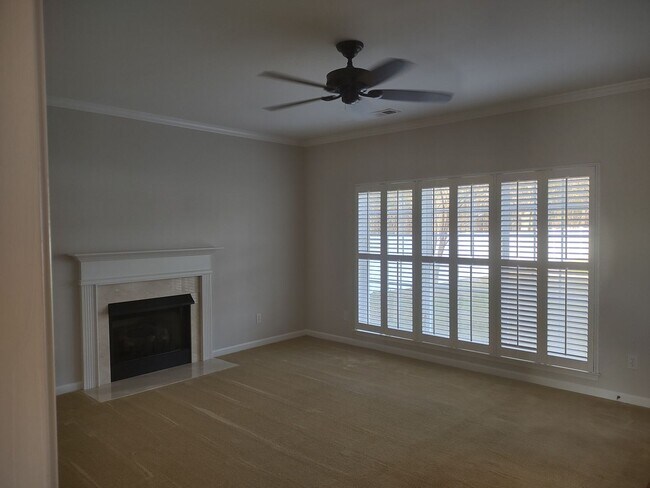 Building Photo - Beautiful and Charming! You Want it and Th...