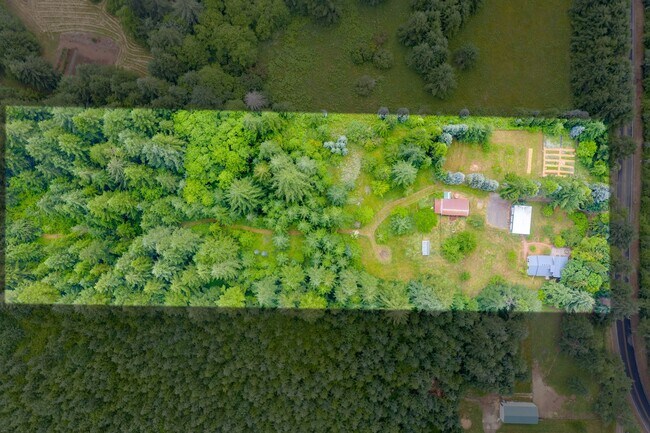 Building Photo - PRIVATE HOMESTEAD WITH ACREAGE & SHOP