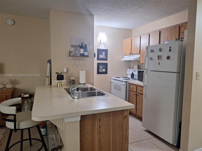 Building Photo - 2701 Riverside Dr