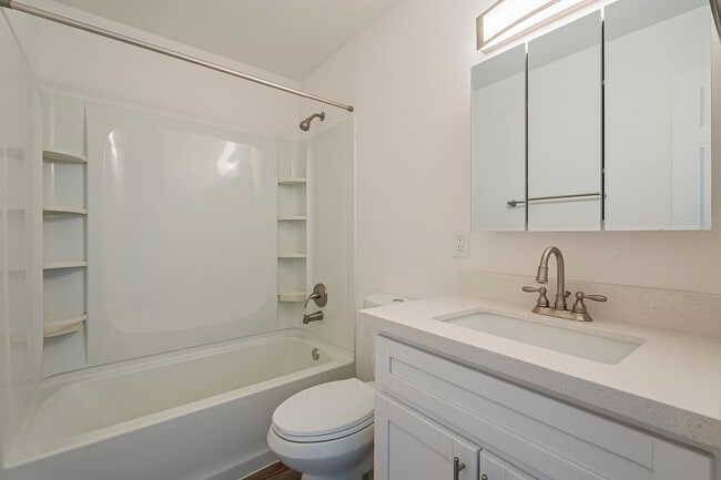 Building Photo - Renovated open floorplan