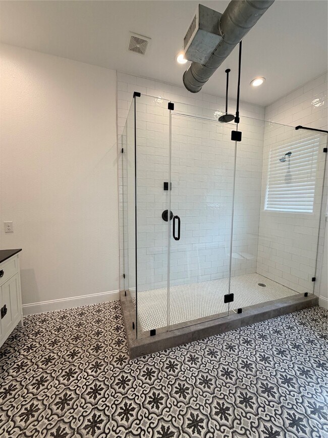 Building Photo - 202 N York St