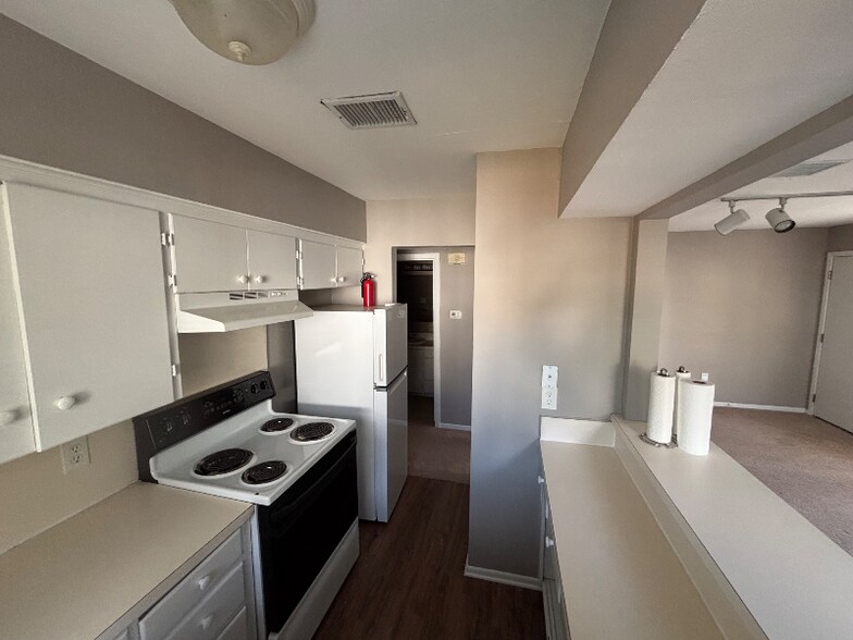 Building Photo - 2137 Branard St