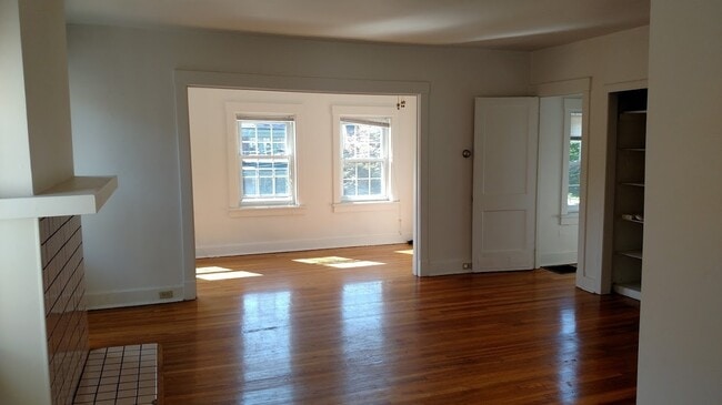 Building Photo - Fantastic and Bright Second Floor Duplex!