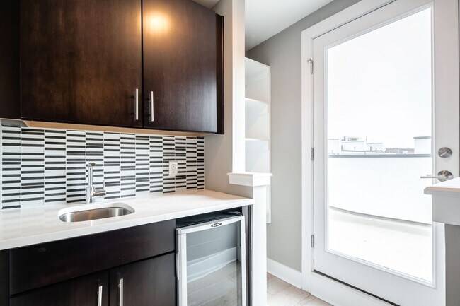 Building Photo - Northern Liberties Townhome with Parking