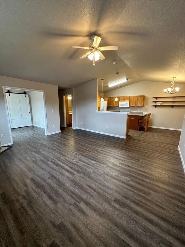 Building Photo - 2 BEDROOM, PLUS OFFICE SPACE, 2 BATHROOM, ...
