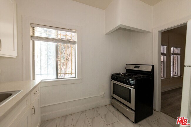 Building Photo - 661 Shatto Pl