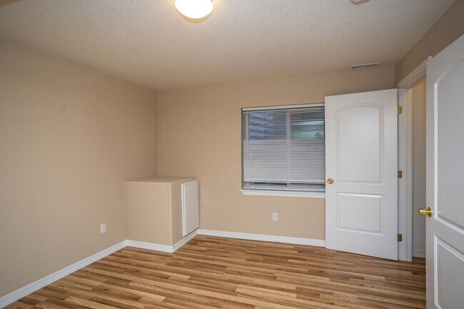 Building Photo - Well Maintained Home in Eastview Estates!