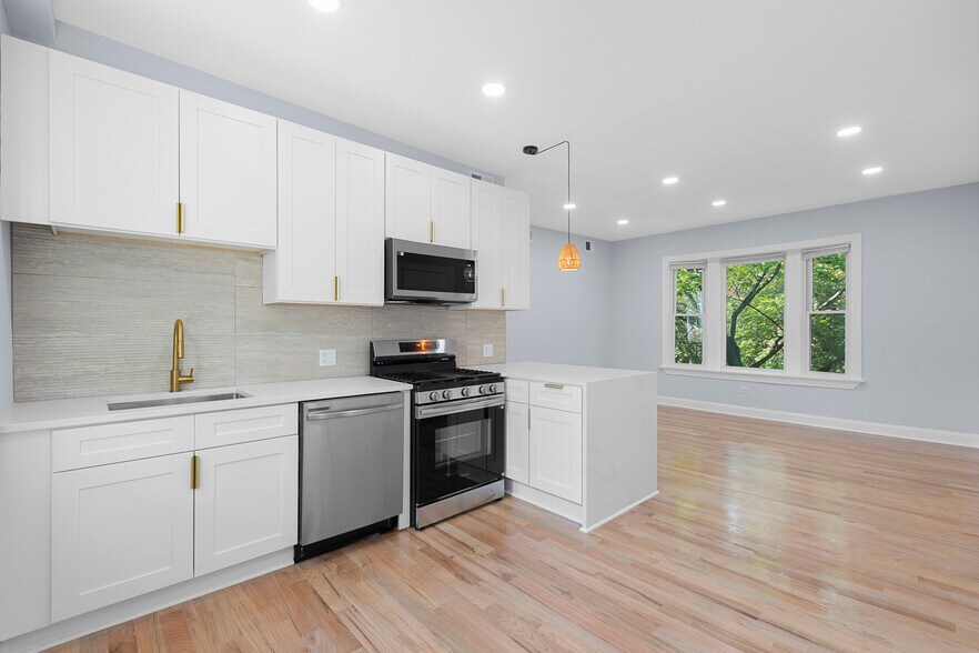 Building Photo - 3805 W Belle Plaine Ave