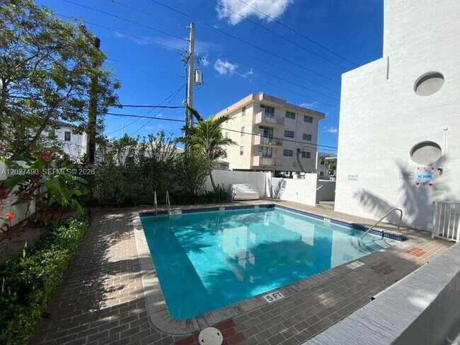 Building Photo - 7832 Collins Ave