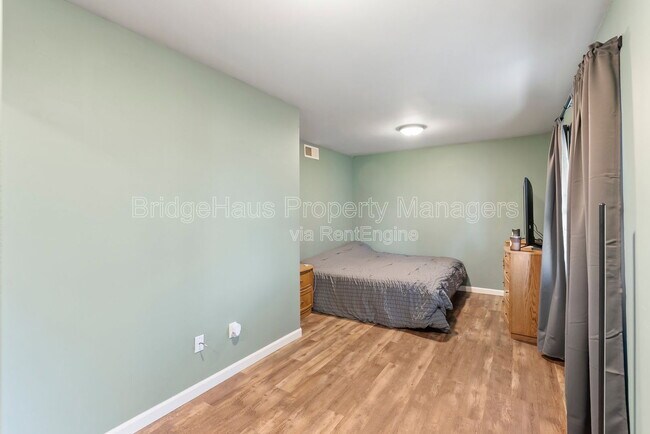 Building Photo - 832 Georgia St