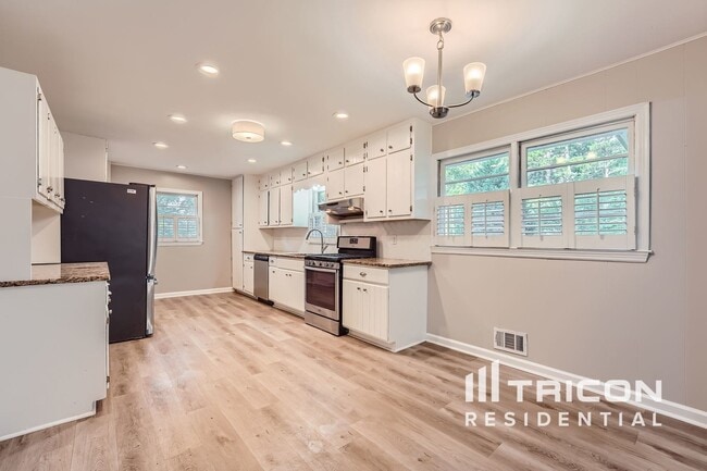 Building Photo - 4142 Pine Valley Dr