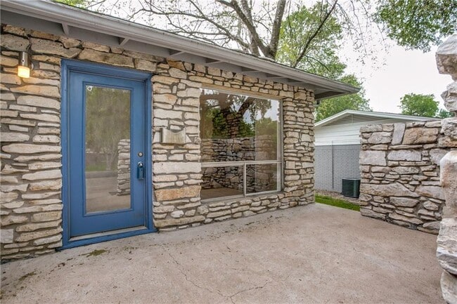 Building Photo - 2313 La Casa Dr