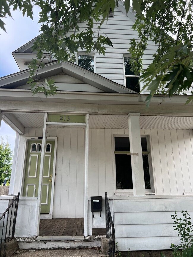 Building Photo - Spacious 4 Bedroom Southside Holland