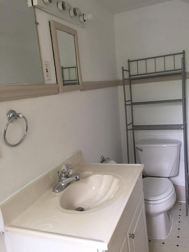 Building Photo - Studio Apt. for lease in the Belmont/Hills...