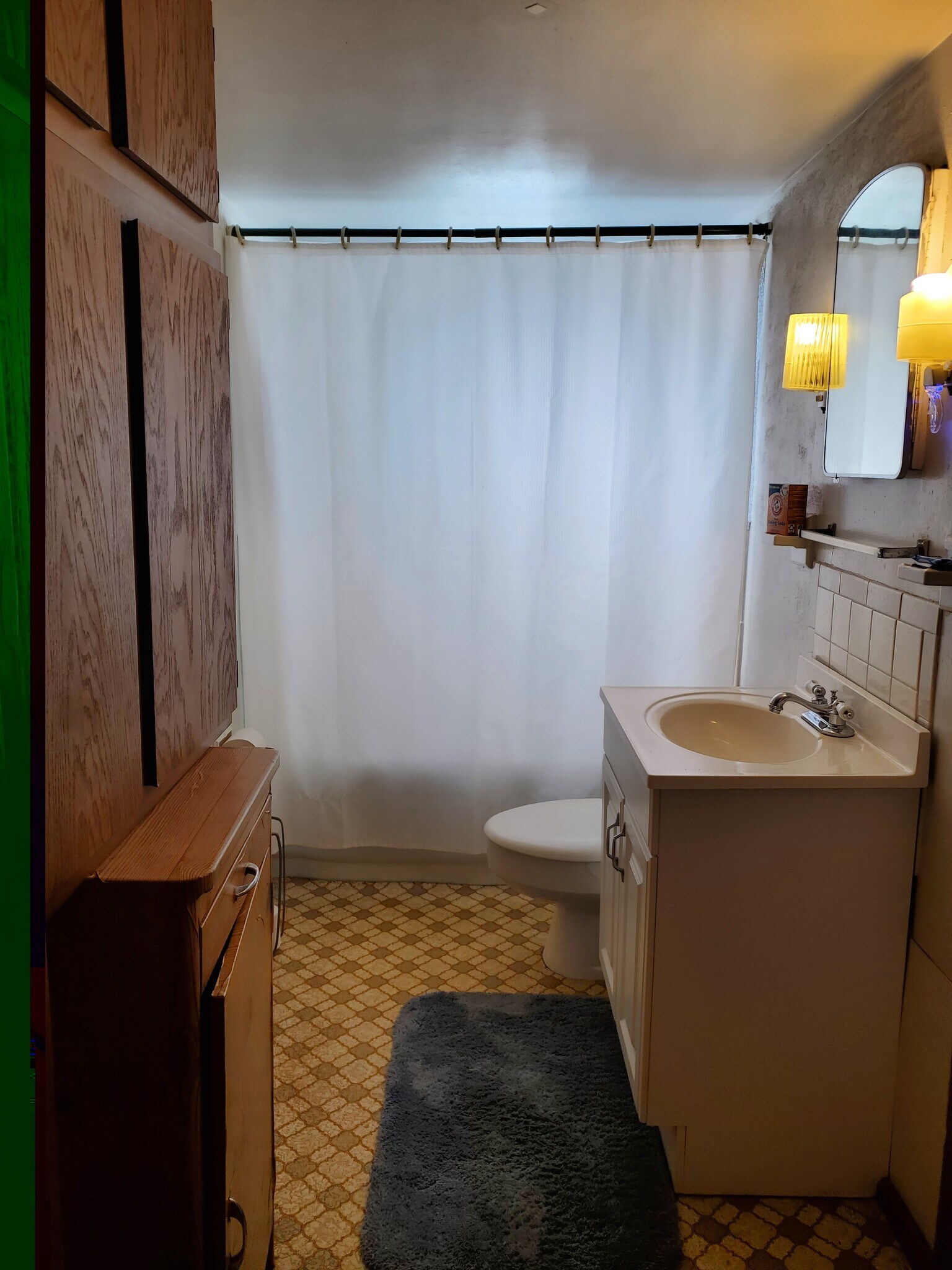 private bath - 6828 Scanlan Ave