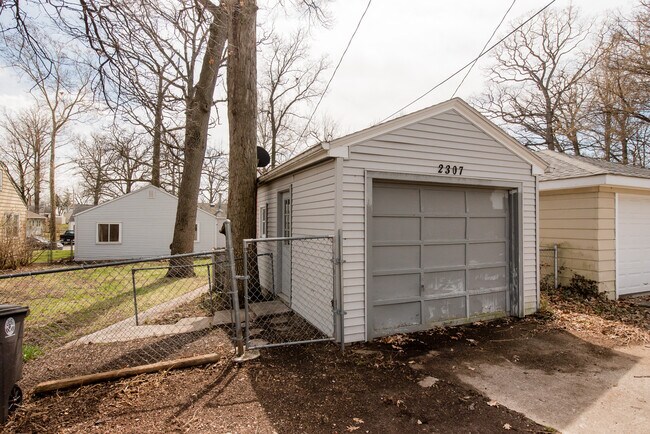 Building Photo - 2307 Kenwood Ave