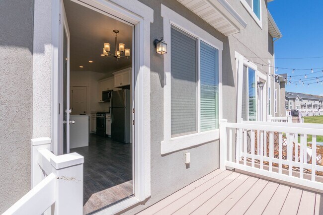 Building Photo - Beautiful 4 Bedroom Townhome in Saratoga Springs!