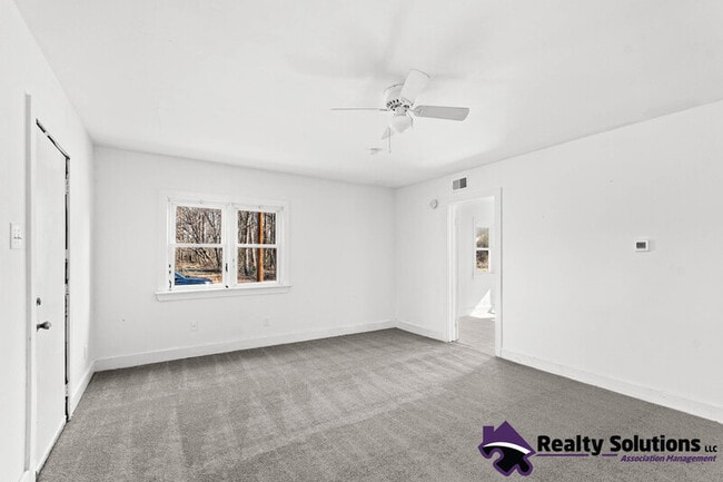 Building Photo - 118 E Del-A-Vue Ave