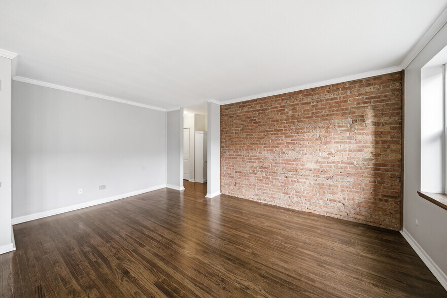 Building Photo - 724 W Buena Ave