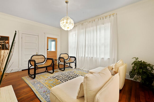 Building Photo - 211 W 40th St