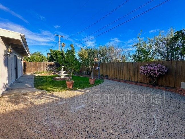 Building Photo - 1820 Avenida Estudiante