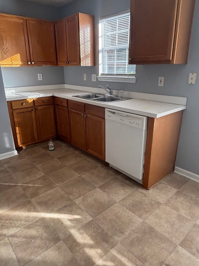 Building Photo - Quiet Neighborhood