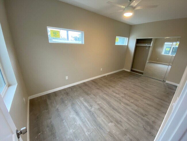 Building Photo - 4BD/2BA with a Balcony!