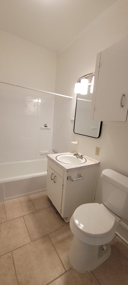Building Photo - Great 3 bedroom/2 bath home with Oven, Refrigerator, Garage, Central Air & Heat!