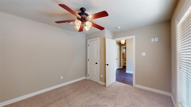 Building Photo - 3925 Devrne Dr