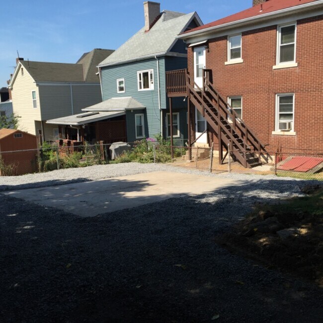 Building Photo - 313 311 Augusta St