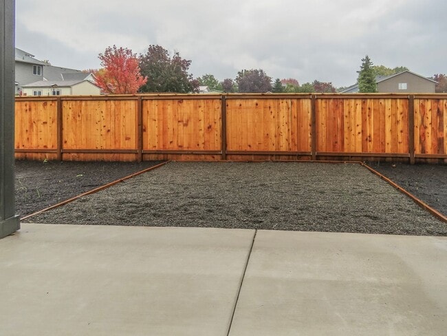 Building Photo - Newberg- 3 bedroom Duplex Available Soon - Schedule tour now !
