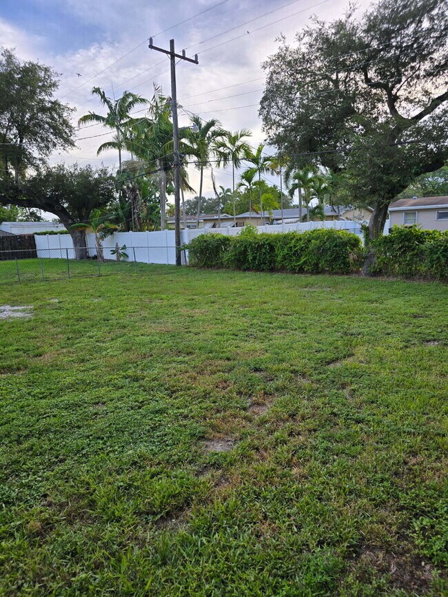 Building Photo - 4951 SW 28th Terrace