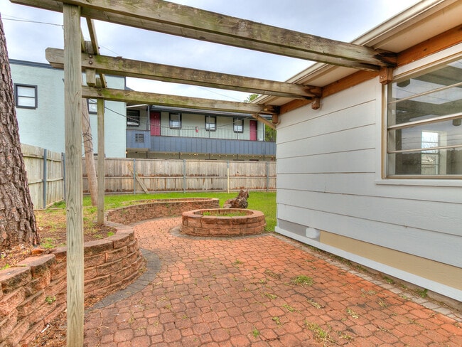 Building Photo - 3300 SW 40th St