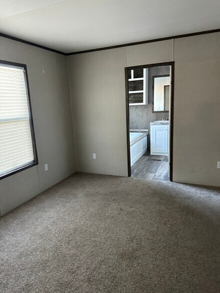 Building Photo - 5565 Bermuda Dr