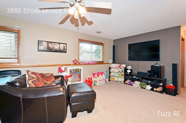 Building Photo - 3880 Stonebridge Dr N