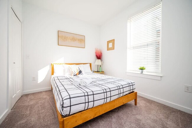 Building Photo - 542 Boulevard NE