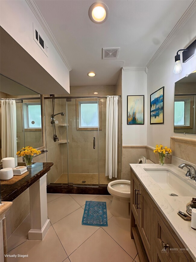 Building Photo - 1101 E 7th St