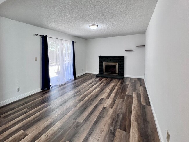 Building Photo - $2,250 Ashlan & Cornelia, 3 Bedroom House-...