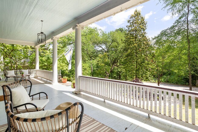 Building Photo - 5 Bed 5 Bath in Atlanta - Prime Location! ...