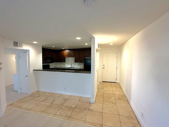 Building Photo - Beautiful 2-Bed, 2-Bath Winnetka Condo – S...