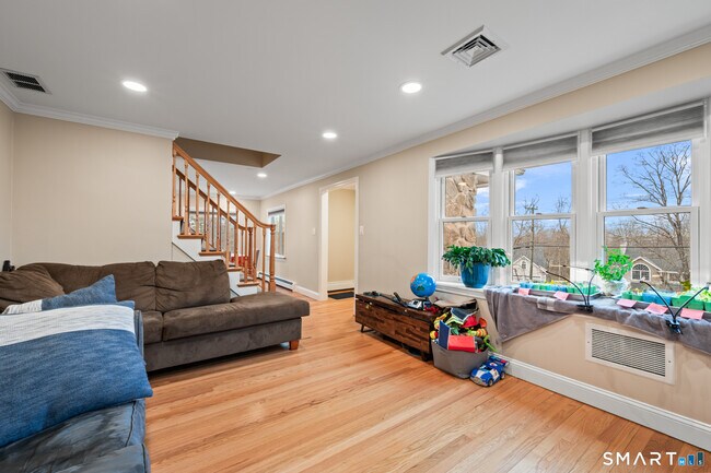 Building Photo - 297 South Rd