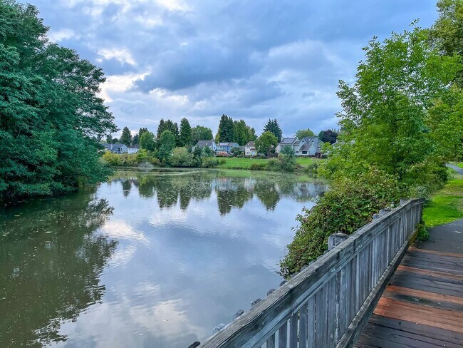 Building Photo - Spacious 2467 sq ft 4 Bedroom 2.5 Bath hom...