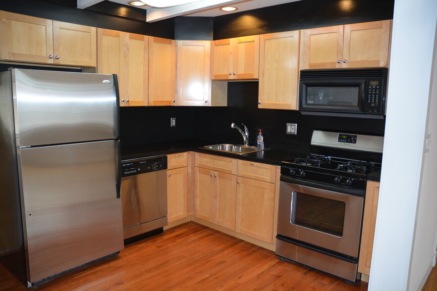 maple cabinets and SS appliances - 217 Vine St