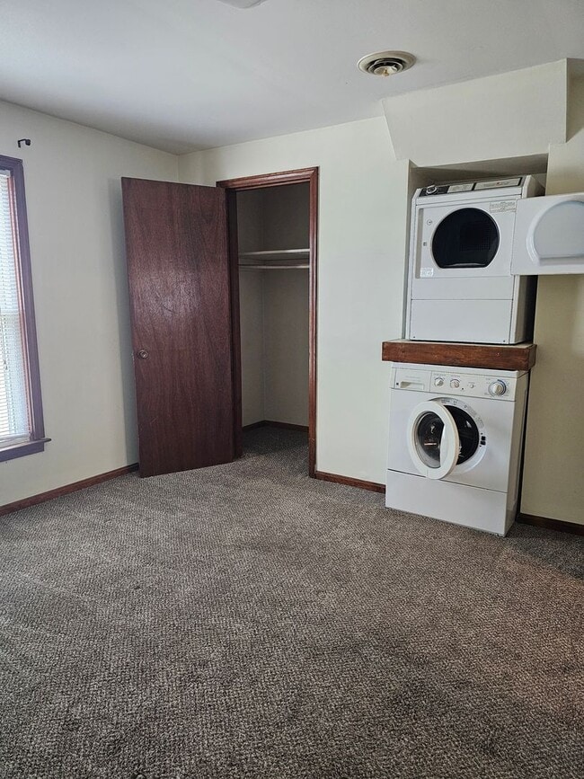 Building Photo - One Bedroom Lower in a Duplex